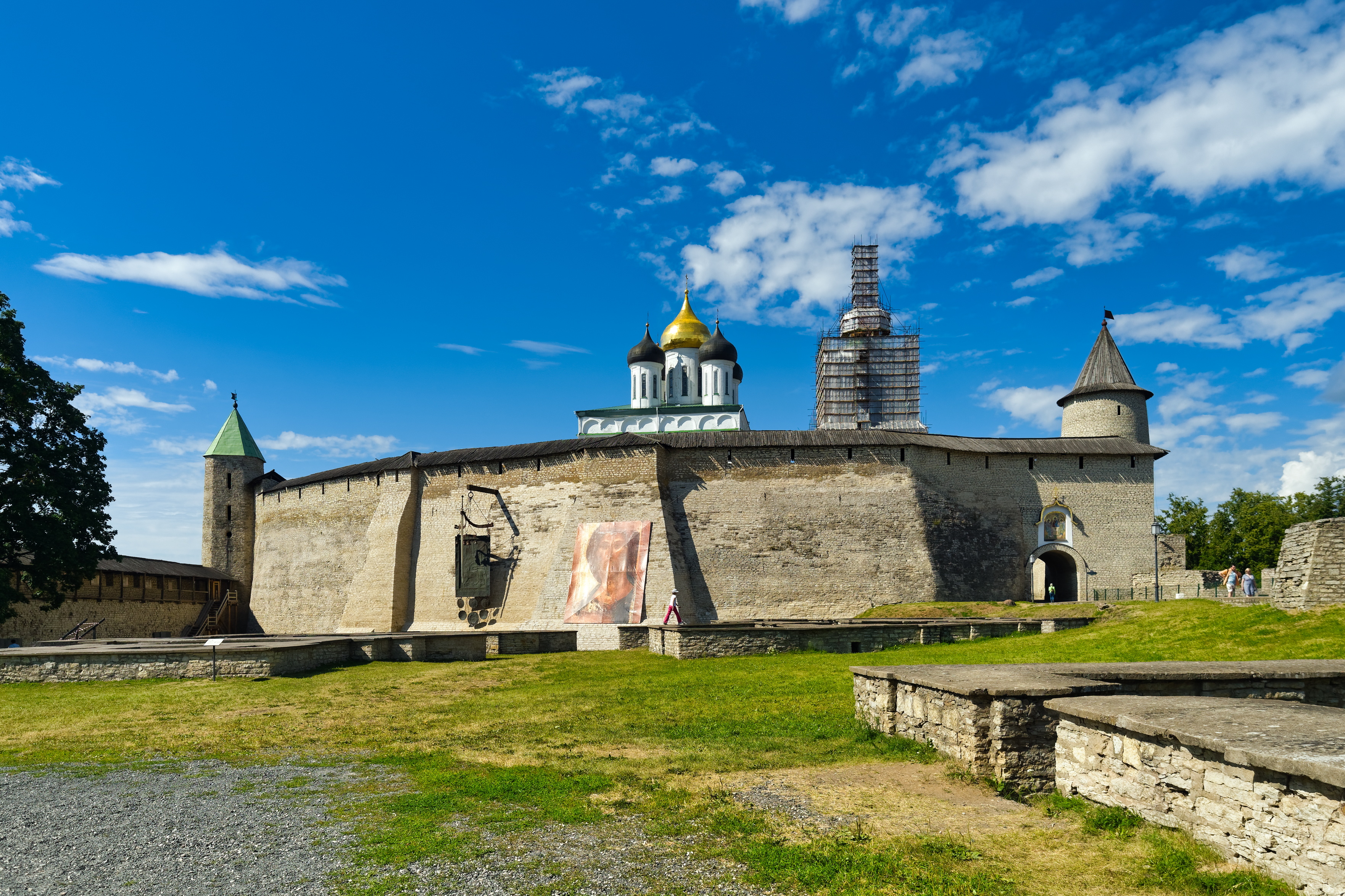 Псковский кремль у реки